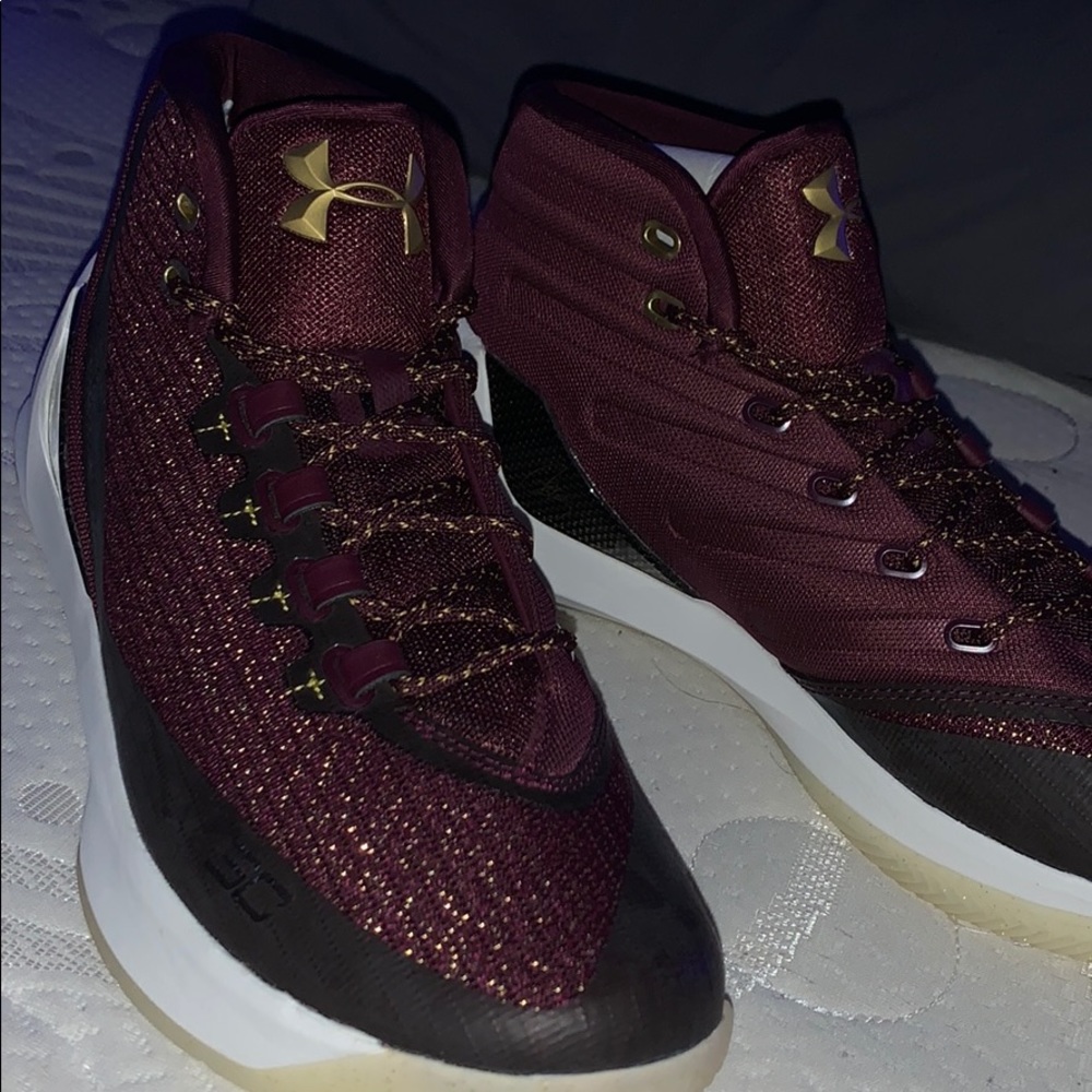 STEPHEN CURRY UNDER ARMOUR MAGI 3 BASKETBALL SHOES